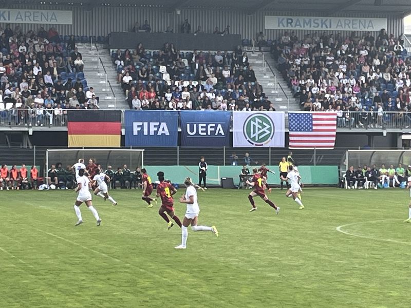 Sport-Grundkurs besucht Länderspiel der U23-Damen – Ein besonderes Erlebnis in Pforzheim
