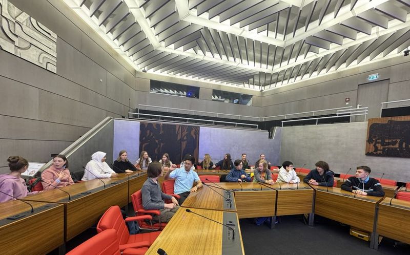 Die Klasse 9a im großen Sitzungssaal des Pforzheimer Gemeinderats