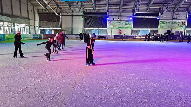 Die 5. und 6. Klassen in der Eishalle